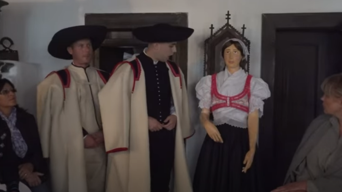 Zabudnutá krása handlovského odevu