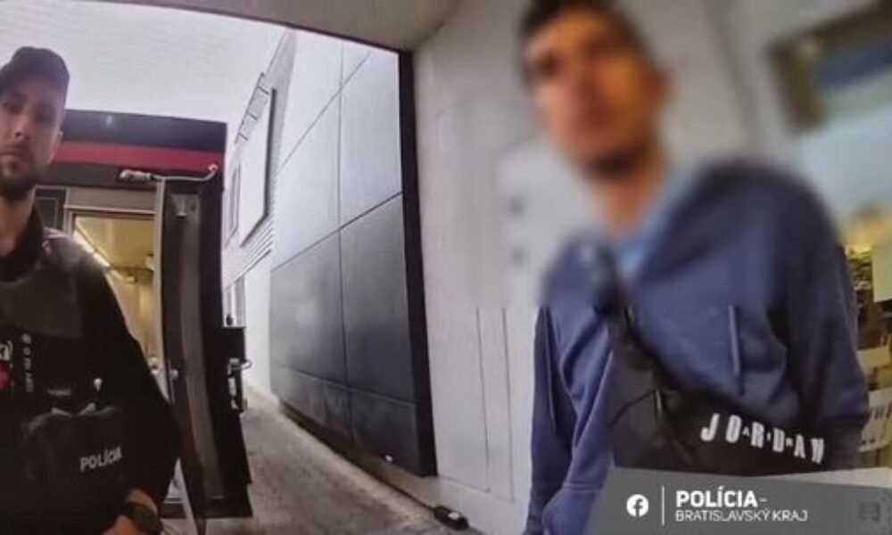 VIDEO: Predbiehanie pri pokladni vyústilo do bitky. Polícia obvinila muža za útok v bratislavských potravinách VIDEO: Predbiehanie pri pokladni vyústilo do bitky. Polícia obvinila muža za útok v bratislavských potravinách