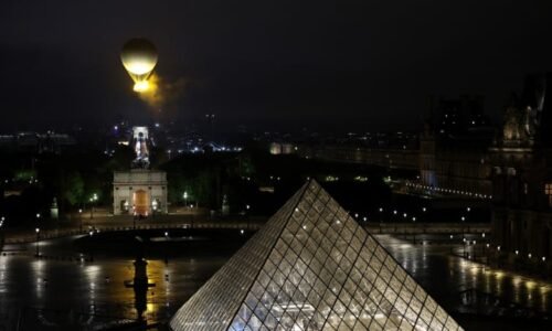 Loupež v pařížském Louvru: Zloději ujeli na skútrech, slavné muzeum bylo mimořádně uzavřeno