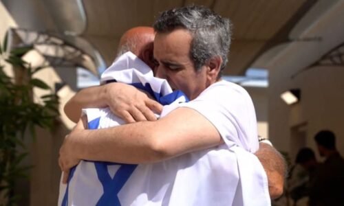 OBRAZEM: Slzy a dojetí v Izraeli. Rodiny vítají ztracené syny po dvou letech v zajetí Hamásu