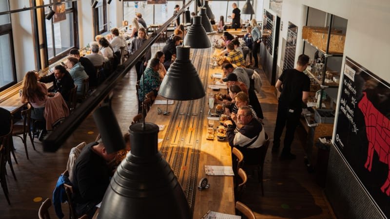 Cena poledního menu prudce vzrostla. Lidé vynechávají obědy a jedí méně zdravě, ukázal průzkum Cena poledního menu prudce vzrostla. Lidé vynechávají obědy a jedí méně zdravě, ukázal průzkum