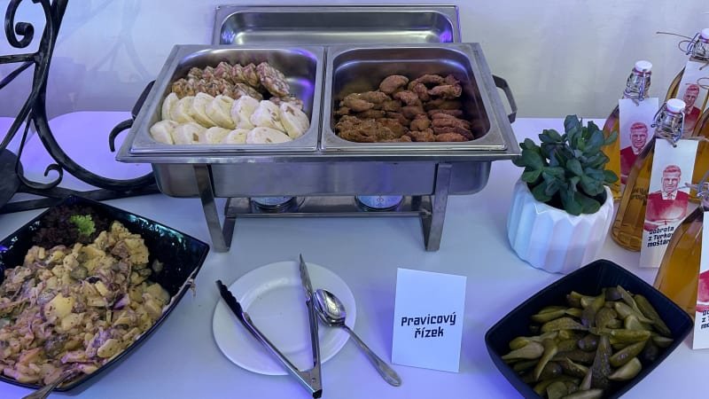 OBRAZEM: Pravicový i levicový řízek, dortíky, rolky. Jaké je občerstvení ve volebních štábech? OBRAZEM: Pravicový i levicový řízek, dortíky, rolky. Jaké je občerstvení ve volebních štábech?