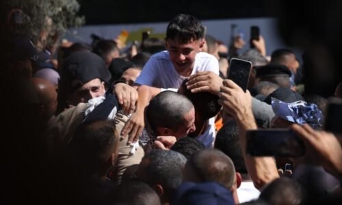 Mučení, nedostatek jídla i hraní karet s únosci. Izraelští rukojmí vyprávějí o věznění Hamásem