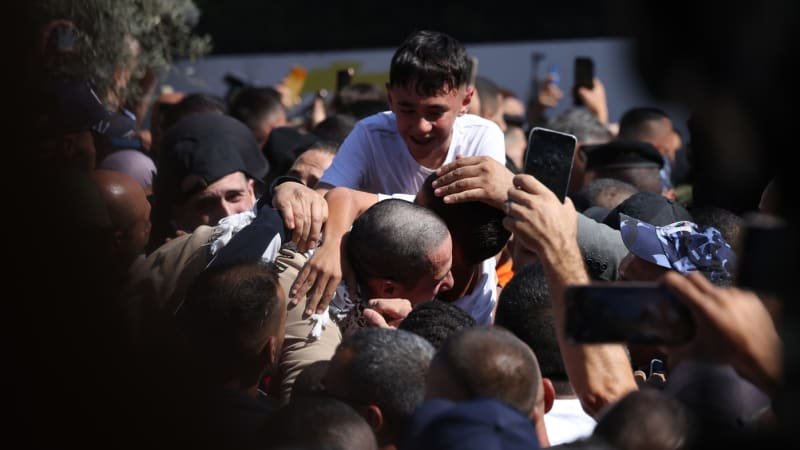 Mučení, nedostatek jídla i hraní karet s únosci. Izraelští rukojmí vyprávějí o věznění Hamásem Mučení, nedostatek jídla i hraní karet s únosci. Izraelští rukojmí vyprávějí o věznění Hamásem