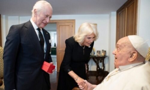 Pápež prijme kráľa Karola a kráľovnú Camillu Pápež prijme kráľa Karola a kráľovnú Camillu
