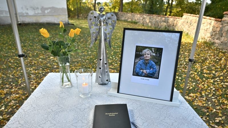 Poslední rozloučení s Drábovou: Obřad se konal jen pro nejbližší. Lidé stáli i před kostelem Poslední rozloučení s Drábovou: Obřad se konal jen pro nejbližší. Lidé stáli i před kostelem