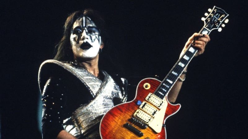 Legendární kapela Kiss je zdrcena: Zemřel kytarista Ace Frehley, podlehl zraněním po pádu Legendární kapela Kiss je zdrcena: Zemřel kytarista Ace Frehley, podlehl zraněním po pádu