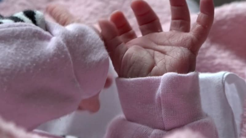 Pětiletá Ruska zabila novorozenou sestru. Ze žárlivosti ji vyhodila z okna Pětiletá Ruska zabila novorozenou sestru. Ze žárlivosti ji vyhodila z okna