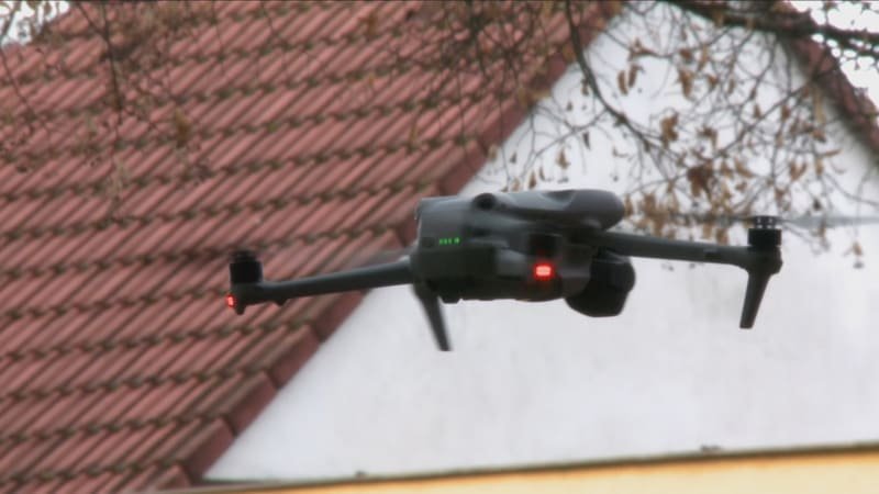 Záhadný dron trápí obyvatele u Českých Budějovic. Špehuje nás i v domě, stěžují si lidé Záhadný dron trápí obyvatele u Českých Budějovic. Špehuje nás i v domě, stěžují si lidé