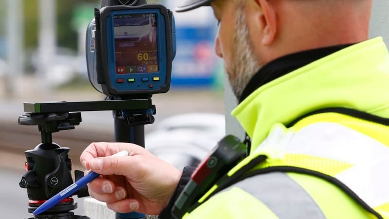 Pokuta za dobíhání autobusu na Slovensku? Omezení rychlosti na chodnících se týká i pěších Pokuta za dobíhání autobusu na Slovensku? Omezení rychlosti na chodnících se týká i pěších