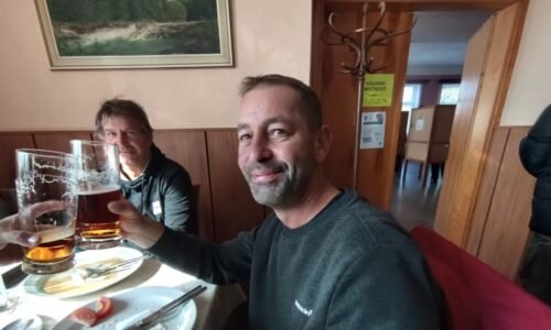 REPORTÁŽ: K urně kolem pípy aneb Volební místnost v hospodě. Servírka hlasuje v práci REPORTÁŽ: K urně kolem pípy aneb Volební místnost v hospodě. Servírka hlasuje v práci