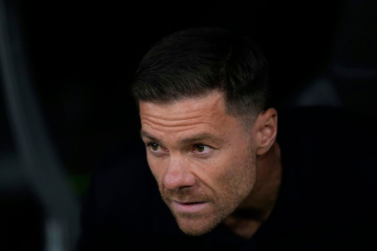 VIDEO Xabi Alonso zostal v šoku. Od novinárov z Kazachstanu dostal netradičný darček