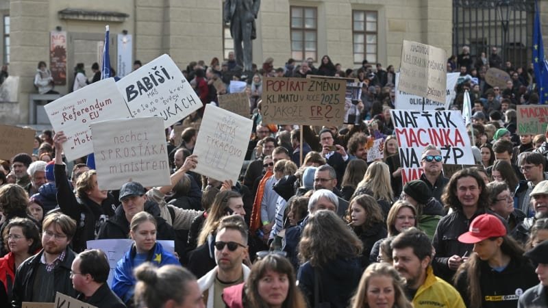 „Nafťák Macinka na MŽP nablinká.“ Stovky lidí v Praze demonstrovaly proti Motoristům sobě „Nafťák Macinka na MŽP nablinká.“ Stovky lidí v Praze demonstrovaly proti Motoristům sobě