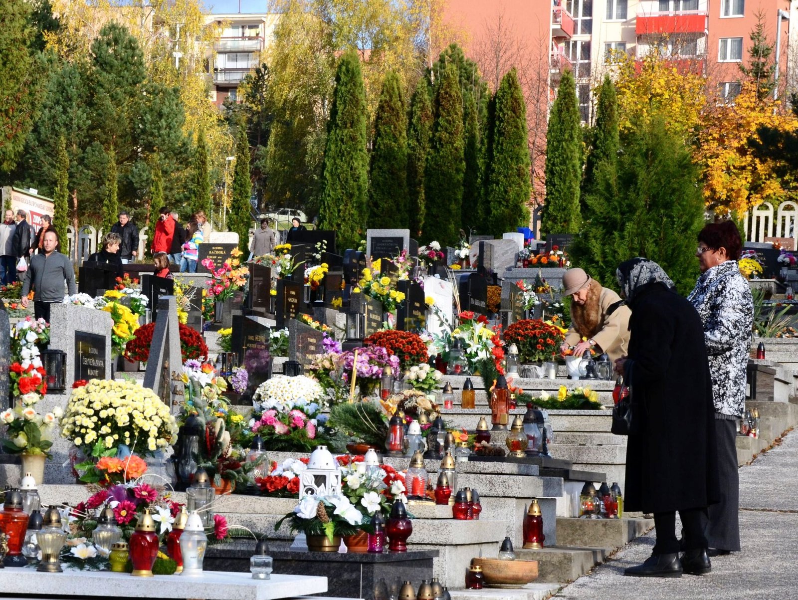Od 16. októbra budú cintoríny otvorené dlhšie