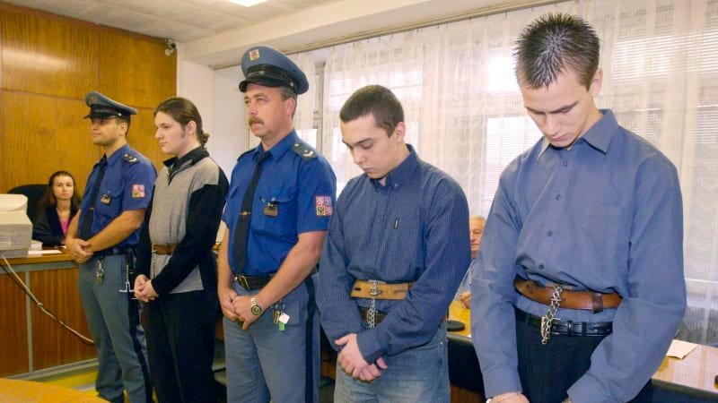 Mladíci ubodali spolužačku po maturitním plesu v Bílině. Snili o kanibalské hostině Mladíci ubodali spolužačku po maturitním plesu v Bílině. Snili o kanibalské hostině