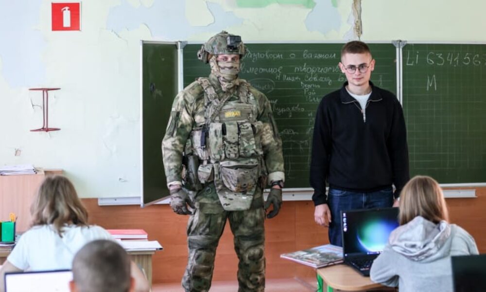 Kopance, bití a krvavé scény z bojiště. Jak Rusové připravují školáky na válku