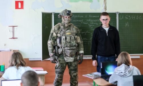 Kopance, bití a krvavé scény z bojiště. Jak Rusové připravují školáky na válku