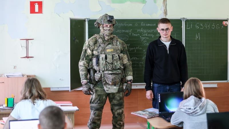 Kopance, bití a krvavé scény z bojiště. Jak Rusové připravují školáky na válku Kopance, bití a krvavé scény z bojiště. Jak Rusové připravují školáky na válku