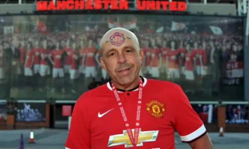 Zmenil si meno a na čelo si vytetoval znak. zomrel legendárny fanatik manchester united