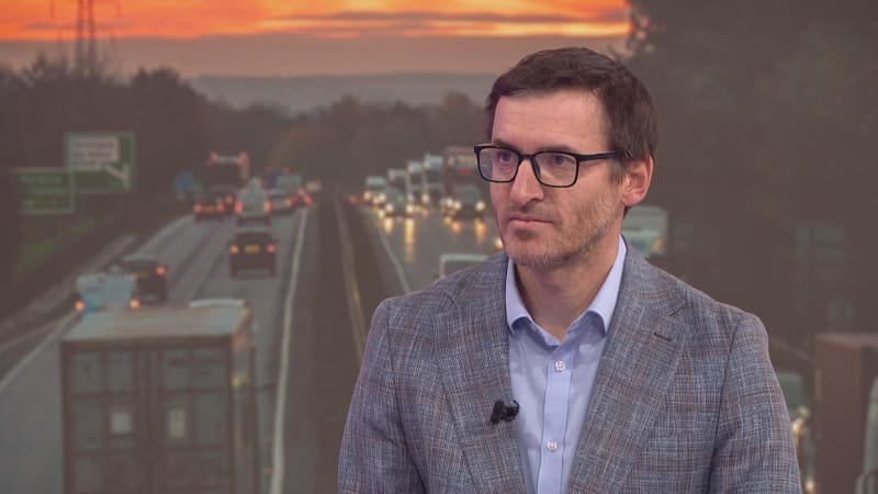 Viditelnost na silnicích je na podzim klíčová. Expert vysvětlil, jak správně používat světla Viditelnost na silnicích je na podzim klíčová. Expert vysvětlil, jak správně používat světla