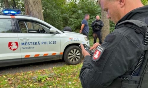 Násilí v přímém přenosu: Revizorku v Pardubicích srazil pasažér k zemi při hovoru se strážníky