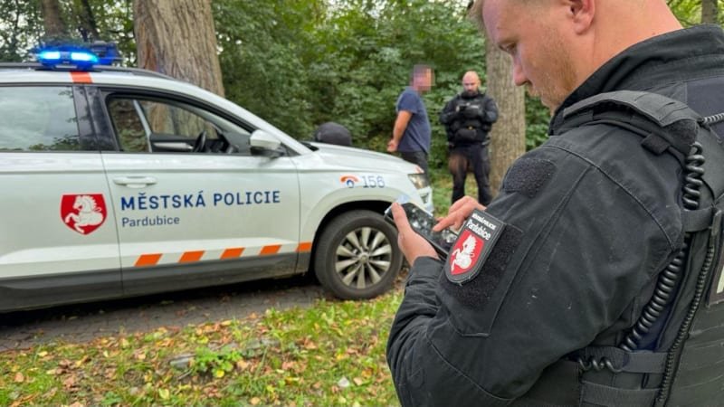 Násilí v přímém přenosu: Revizorku v Pardubicích srazil pasažér k zemi při hovoru se strážníky Násilí v přímém přenosu: Revizorku v Pardubicích srazil pasažér k zemi při hovoru se strážníky
