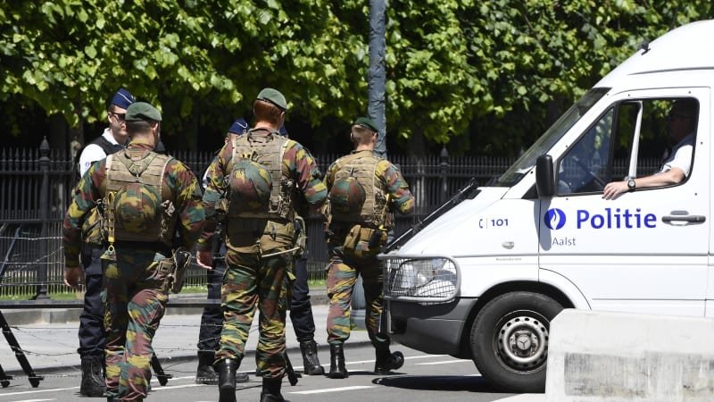 Jako džihádisté. Policie zadržela v Belgii trojici mužů, kteří měli plánovat útoky na politiky Jako džihádisté. Policie zadržela v Belgii trojici mužů, kteří měli plánovat útoky na politiky