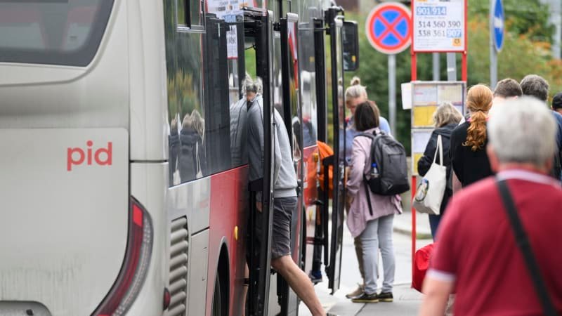 Chodkyně v Praze vybrzdila autobus a zranila seniorku. Hledá ji policie, hrozí jí dlouhý trest Chodkyně v Praze vybrzdila autobus a zranila seniorku. Hledá ji policie, hrozí jí dlouhý trest
