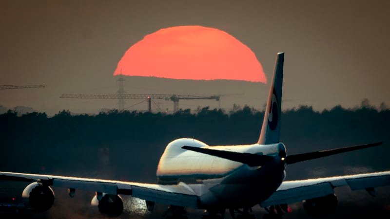 Letecká nehoda: Nákladní Boeing 747 sjel v Hongkongu z ranveje do moře. Na místě jsou mrtví Letecká nehoda: Nákladní Boeing 747 sjel v Hongkongu z ranveje do moře. Na místě jsou mrtví