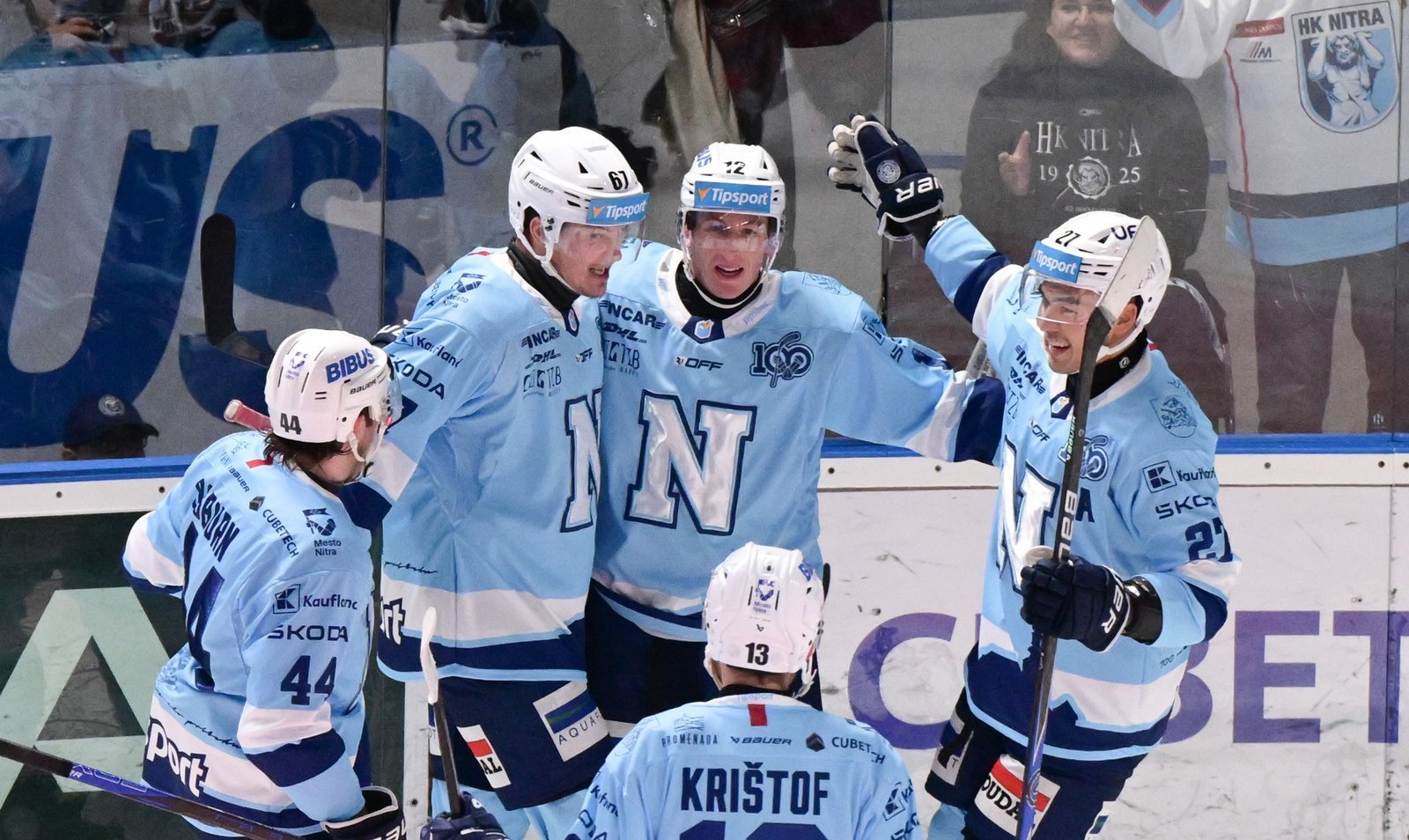 Slovan a Nitra predĺžili svoje víťazné série. Slovan a Nitra predĺžili svoje víťazné série.