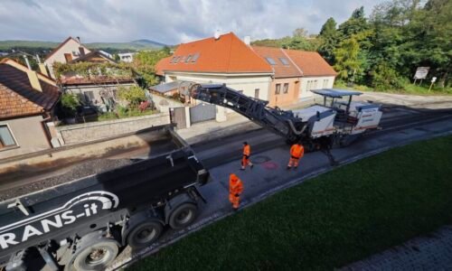 Župní cestári opravujú cestu v intraviláne mesta Modra
