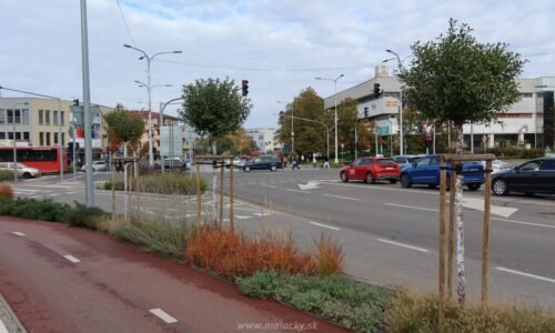 Na rade je hlavná križovatka. Asfaltovať ju budú v noci Na rade je hlavná križovatka. Asfaltovať ju budú v noci