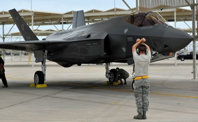 Daily Mirror: Ruskí hackeri nabúrali osem britských vojenských základní