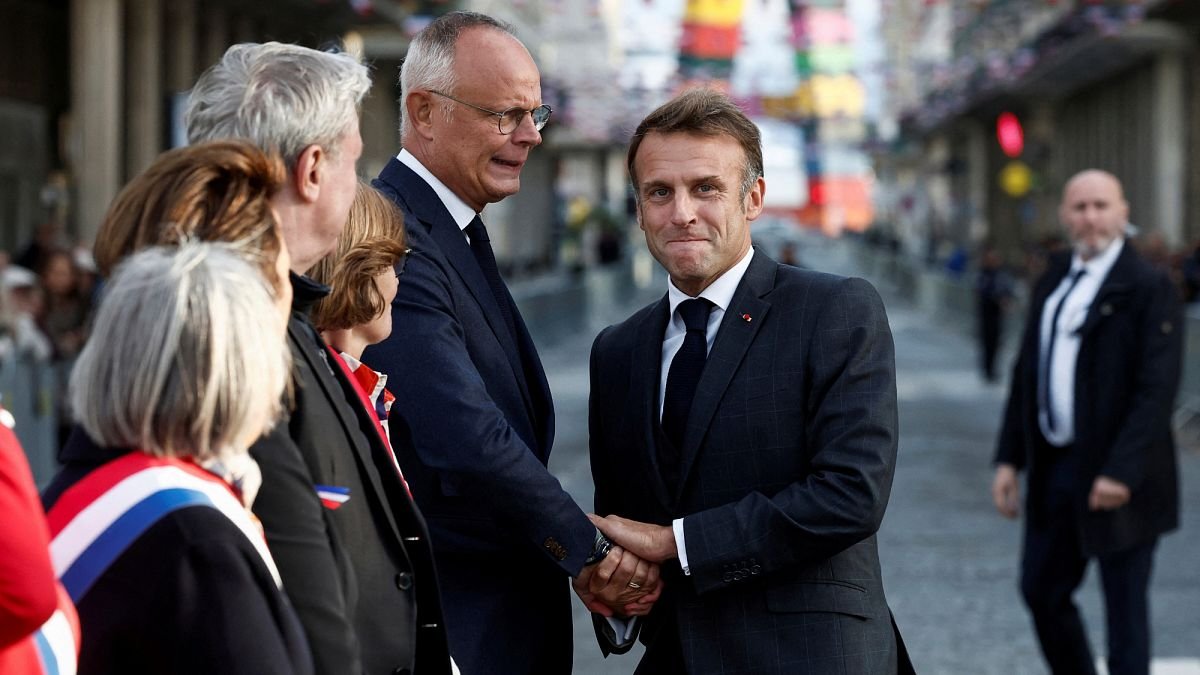 Francúzsky expremiér: Macron musí odísť Francúzsky expremiér: Macron musí odísť