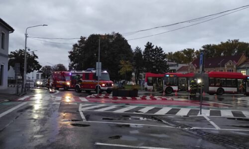 Pre nehodu polícia odkláňa dopravu v centre, počítajte so zdržaním a pribudla ďalšia nehoda