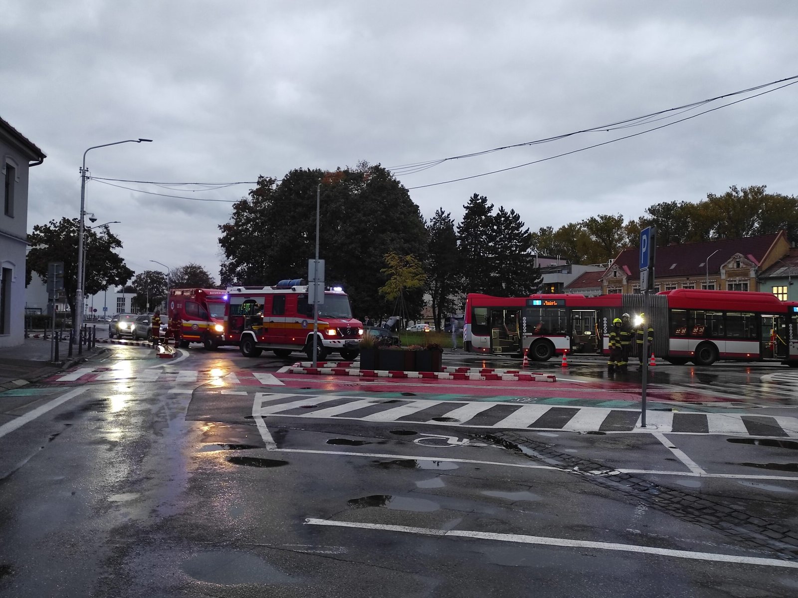 Pre nehodu polícia odkláňa dopravu v centre, počítajte so zdržaním a pribudla ďalšia nehoda