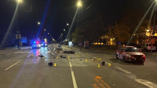 Nedal pozor a zostrelil motorkára. Ten bojuje o život