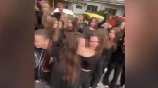 Volal nás cicky, bez výstrihu sme naňho nemali hovoriť, sťažujú sa žiačky z Levoče. Učiteľa rieši polícia, on hovorí o pomste