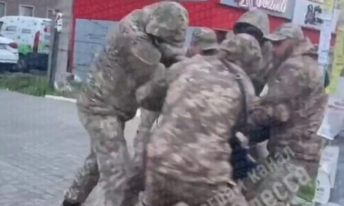 Britský štáb nedokončil reportáž na Ukrajine, ich šoféra-tlmočníka im násilne odvliekli odvodoví komisári Britský štáb nedokončil reportáž na Ukrajine, ich šoféra-tlmočníka im násilne odvliekli odvodoví komisári