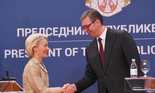 Politico: EÚ stráca trpezlivosť s Belehradom kvôli jeho väzbám na Rusko