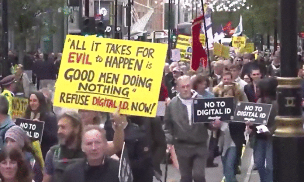 Tisíce lidí vyšly do ulic Londýna, aby řekly „NE digitálnímu průkazu totožnosti“