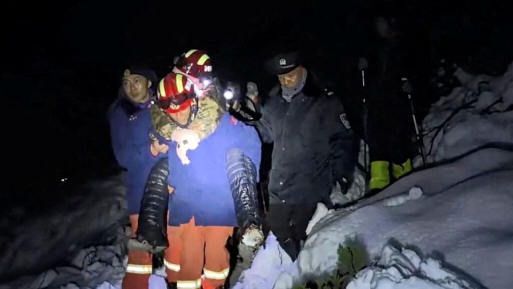 Nepál: uviaznutí horolezci na mount evereste evakuovaní