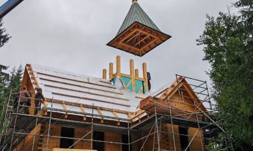 Populárna horská dedinka stavia unikátny kostol z dreva. Oslavovať v ňom chcú už najbližšie Vianoce