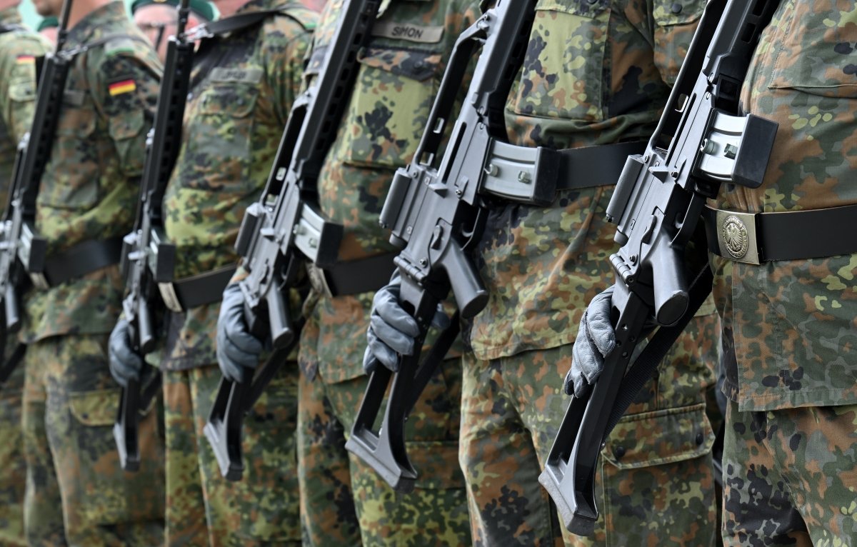 Euractiv: Verejná podpora výdavkov EÚ na obranu prekročila svoj vrchol