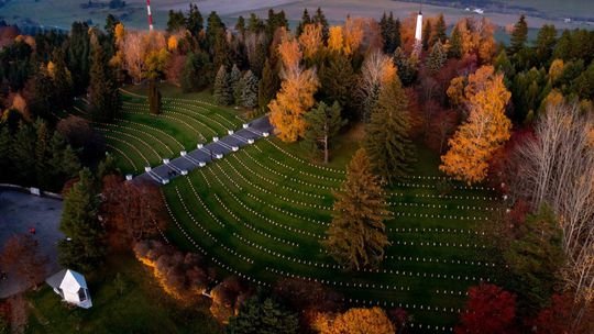 Rozžiarili hroby hrdinov. Padlým vojakom zapálili takmer 1 400 sviečok. Magickú atmosféru si chodia užiť stovky ľudí