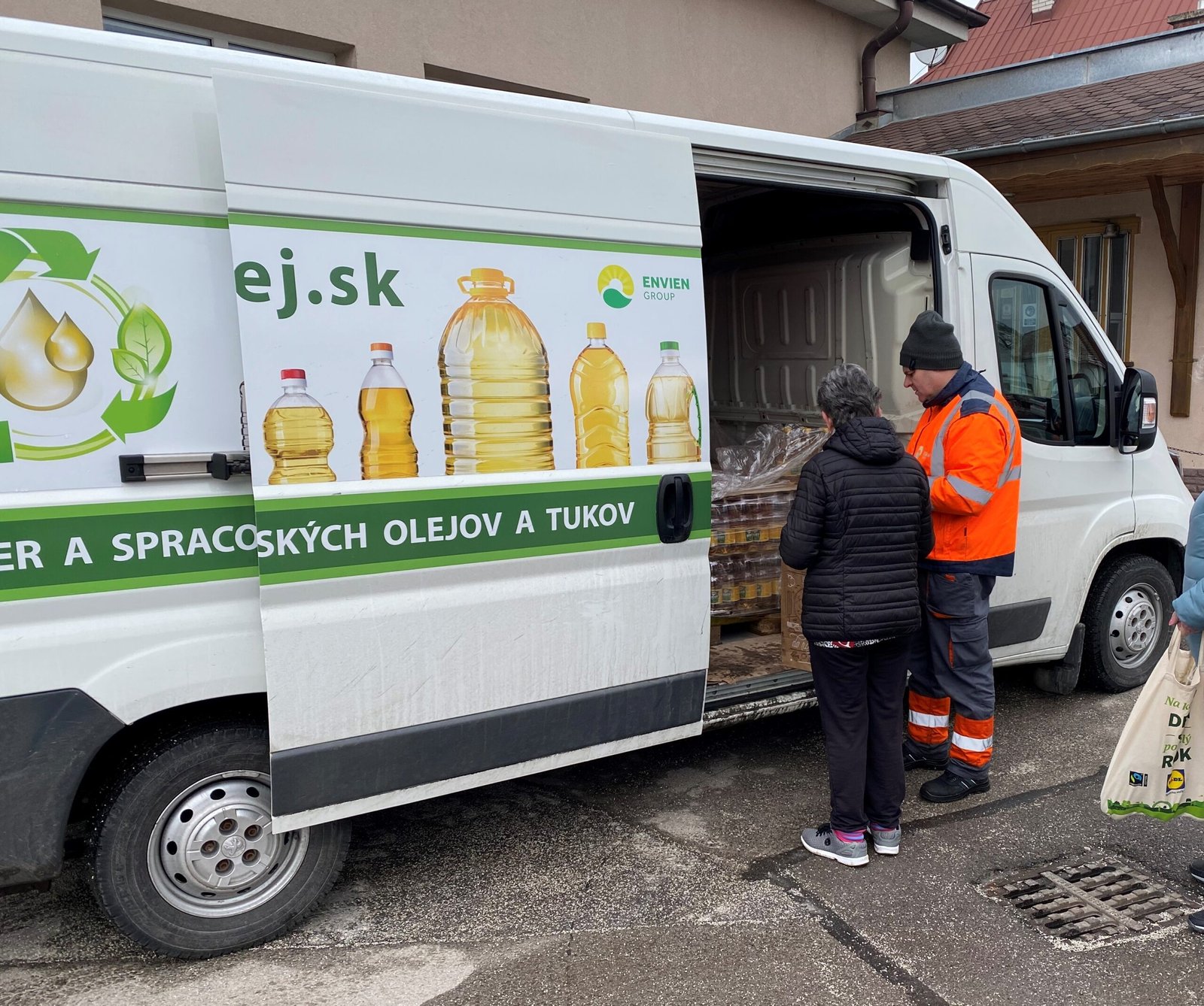 V októbri sme počas mobilného zberu odovzdali takmer 2900 litrov kuchynského oleja V októbri sme počas mobilného zberu odovzdali takmer 2900 litrov kuchynského oleja