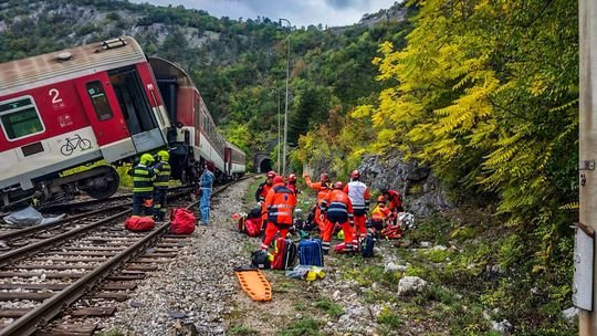 VIDEO: Na východe Slovenska sa zrazili dva rýchliky, zranených je minimálne 20 ľudí