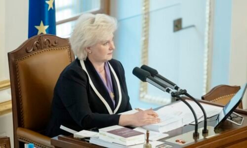 Výbušná sousedství, sliby i podpis koaliční smlouvy. Co přinese ustavující schůze Sněmovny?