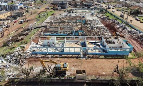 Ničivé tornádo vmžiku zpustošilo město, ukazuje video. Do 40 vteřin bylo hotovo, líčí svědek Ničivé tornádo vmžiku zpustošilo město, ukazuje video. Do 40 vteřin bylo hotovo, líčí svědek