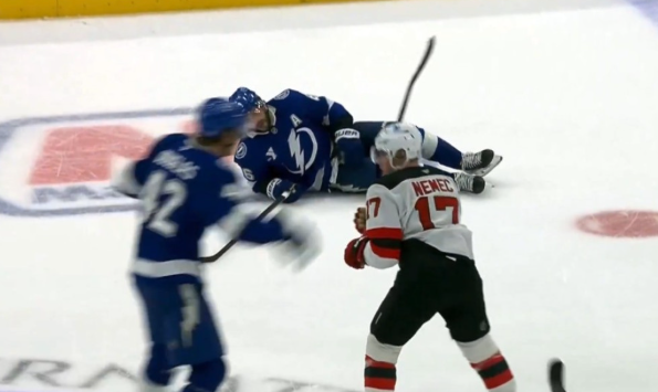 VIDEO Nemec zrazil na ľad hviezdu Tampy, vyštartoval po ňom „obor“. Potom prišlo pekné gesto Slováka VIDEO Nemec zrazil na ľad hviezdu Tampy, vyštartoval po ňom „obor“. Potom prišlo pekné gesto Slováka